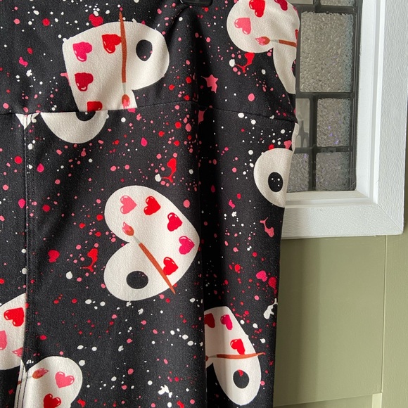 LuLaRoe T/C Tall & Curvy Plus Leggings with Heart Splatter Valentine’s Day!!! - Picture 2 of 3